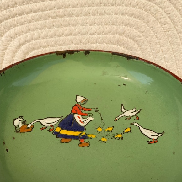Vintage enamel tin small plate- made in Czechoslovakia- Girl feeding ducks/geese - Picture 5 of 12